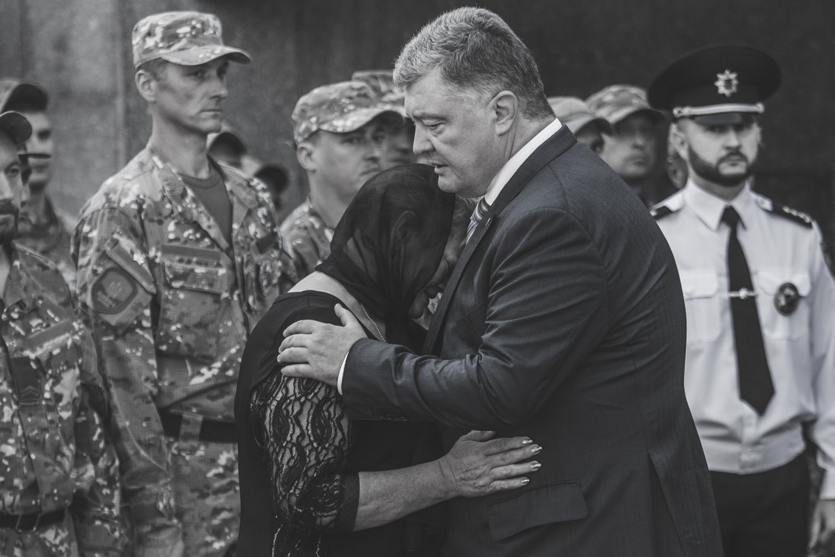 Петр Порошенко вспомнил о полицейском Дмитрии Кириенко, которые погиб от рук стрелка в Харькове Петр Порошенко вспомнил о полицейском Дмитрии Кириенко, которые погиб от рук стрелка в Харькове