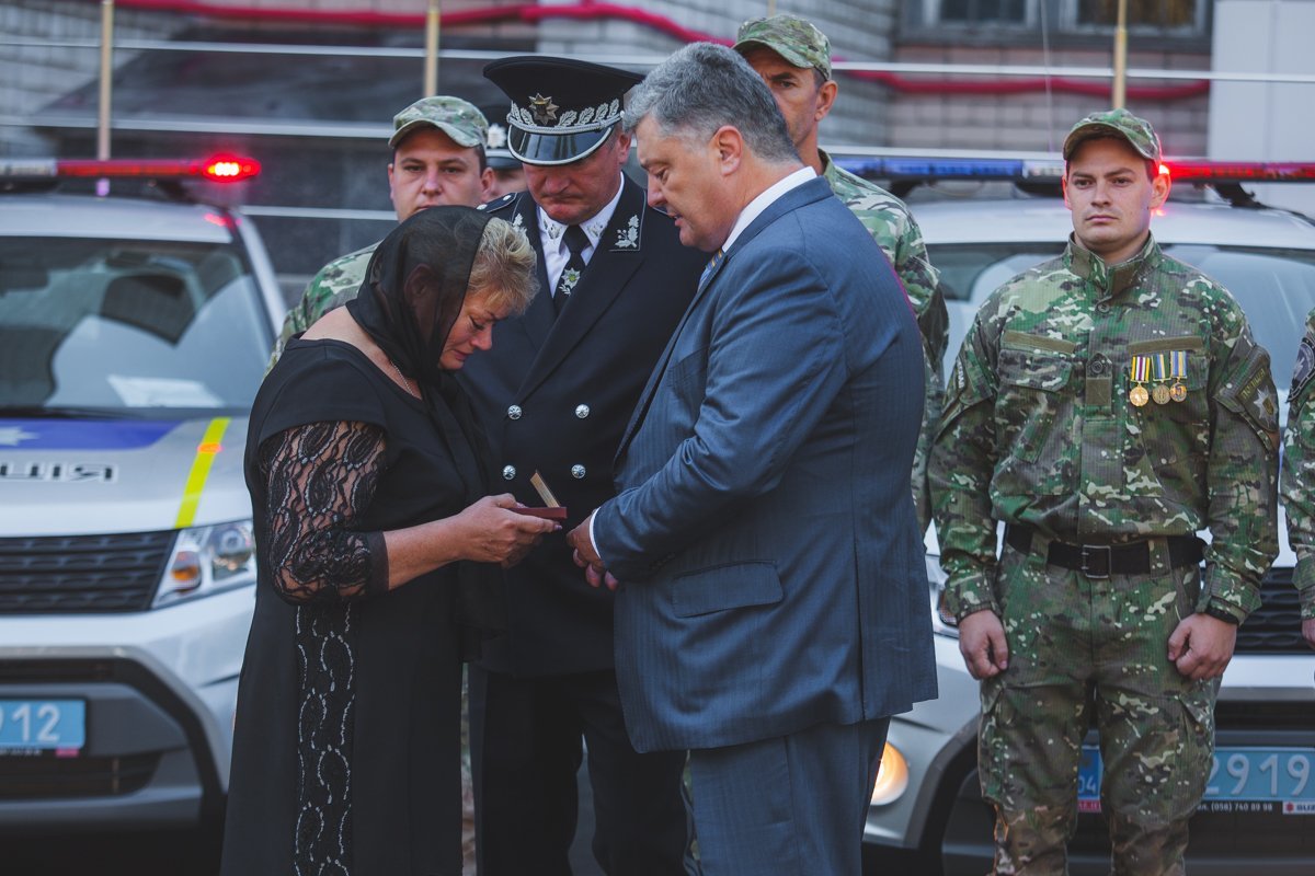 Он выразил соболезнования матери погибшего правоохранителя и вручил ей награду сына Он выразил соболезнования матери погибшего правоохранителя и вручил ей награду сына
