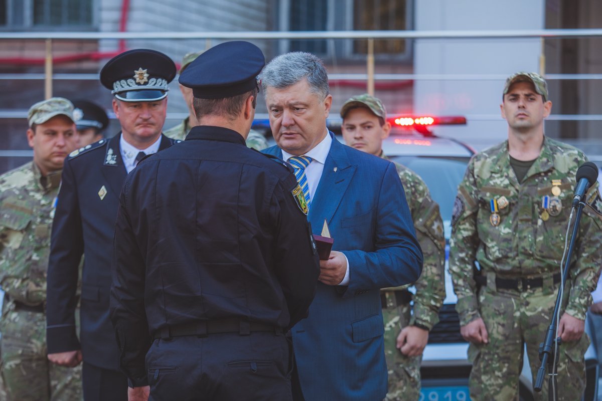 Затем Президент вручал служебные авто Затем Президент вручал служебные авто