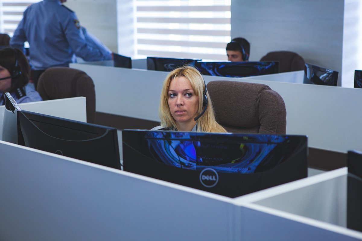 Программное обеспечение и автоматизированные места операторов "102" дают возможность одновременно вносить сведения в электронную карту и отправлять ее диспетчеру для реагирования еще до завершения разговора с заявителем Программное обеспечение и автоматизированные места операторов "102" дают возможность одновременно вносить сведения в электронную карту и отправлять ее диспетчеру для реагирования еще до завершения разговора с заявителем