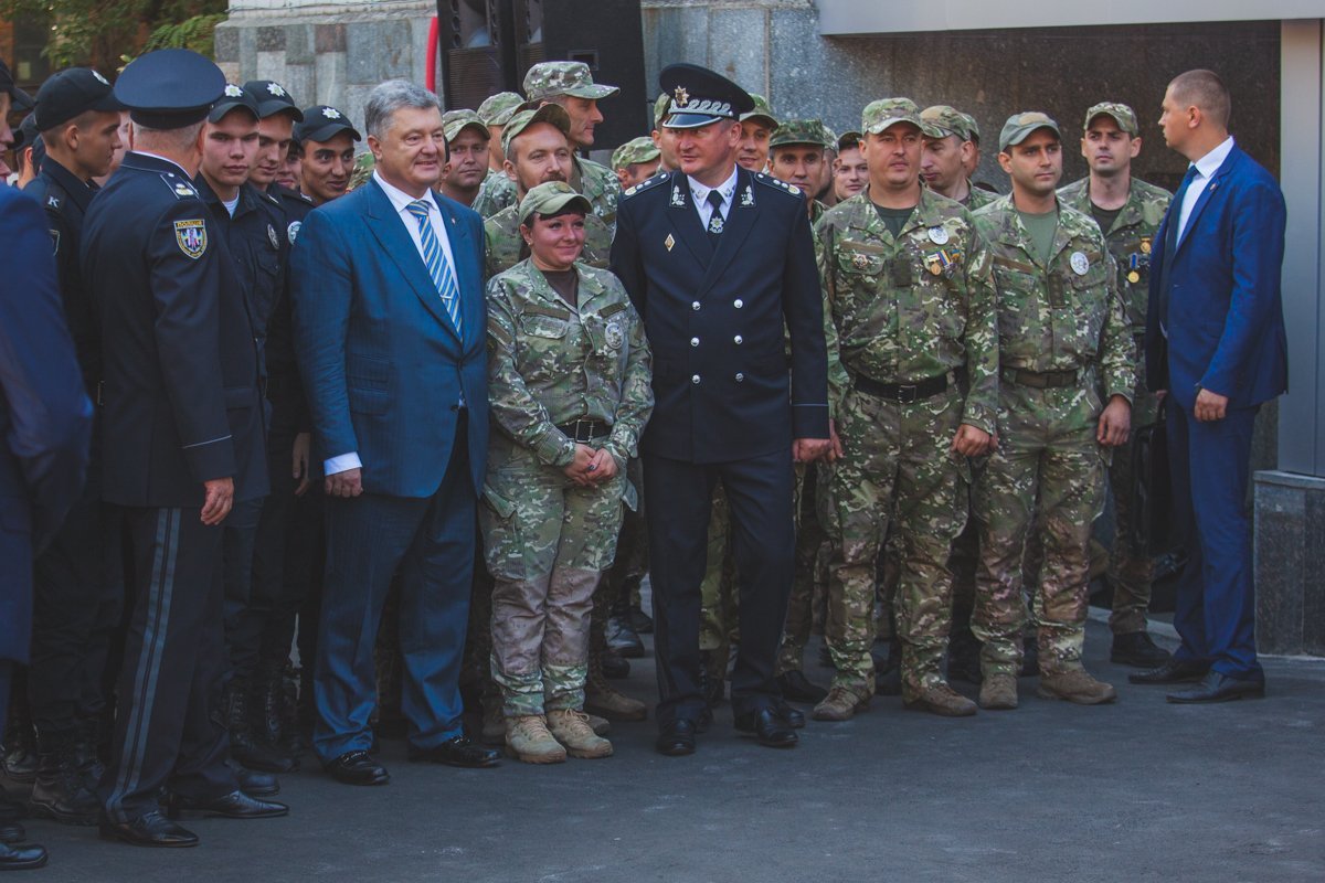 В конце мероприятия правоохранители и руководство страны сделали совместное фото В конце мероприятия правоохранители и руководство страны сделали совместное фото