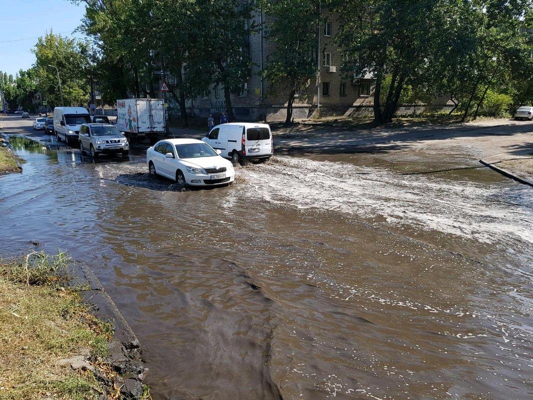В Днепре затопило улицу Любарского В Днепре затопило улицу Любарского