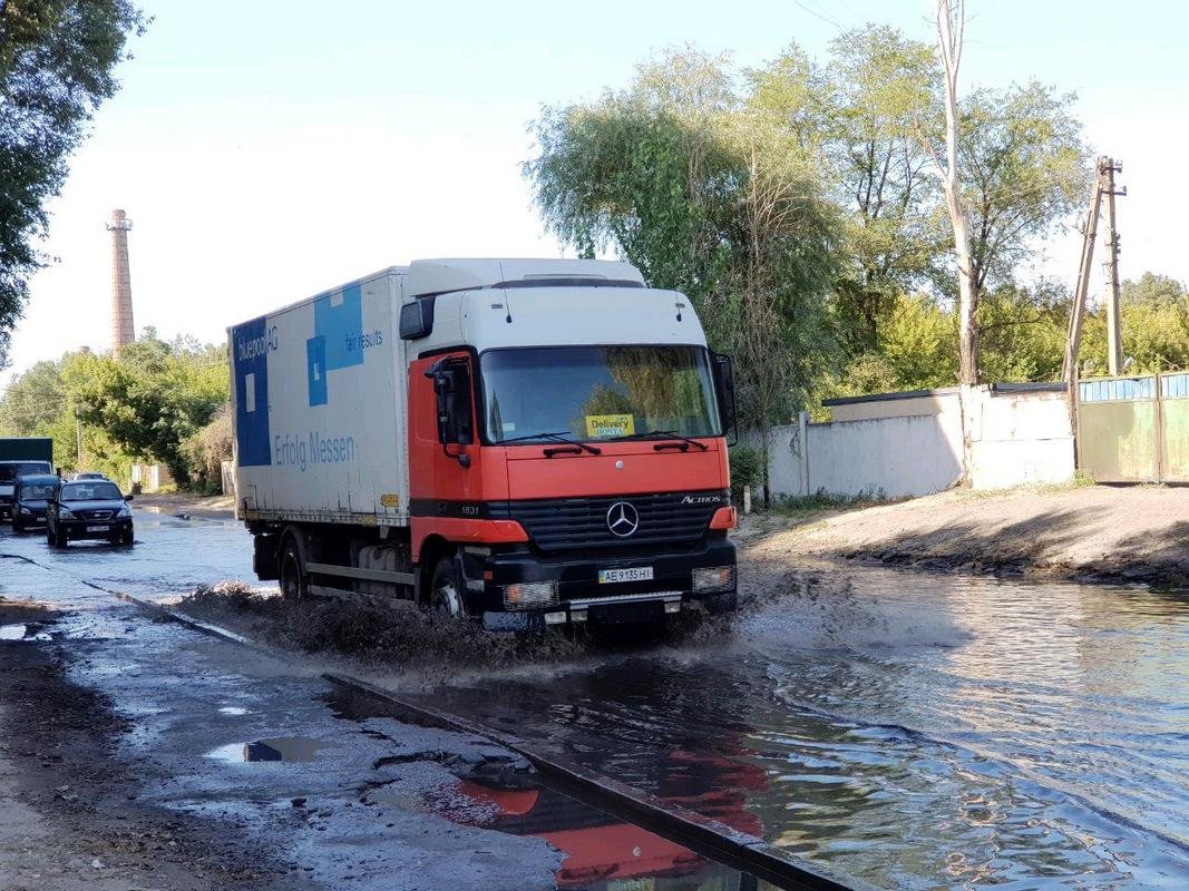 На дороге глубокие лужи На дороге глубокие лужи