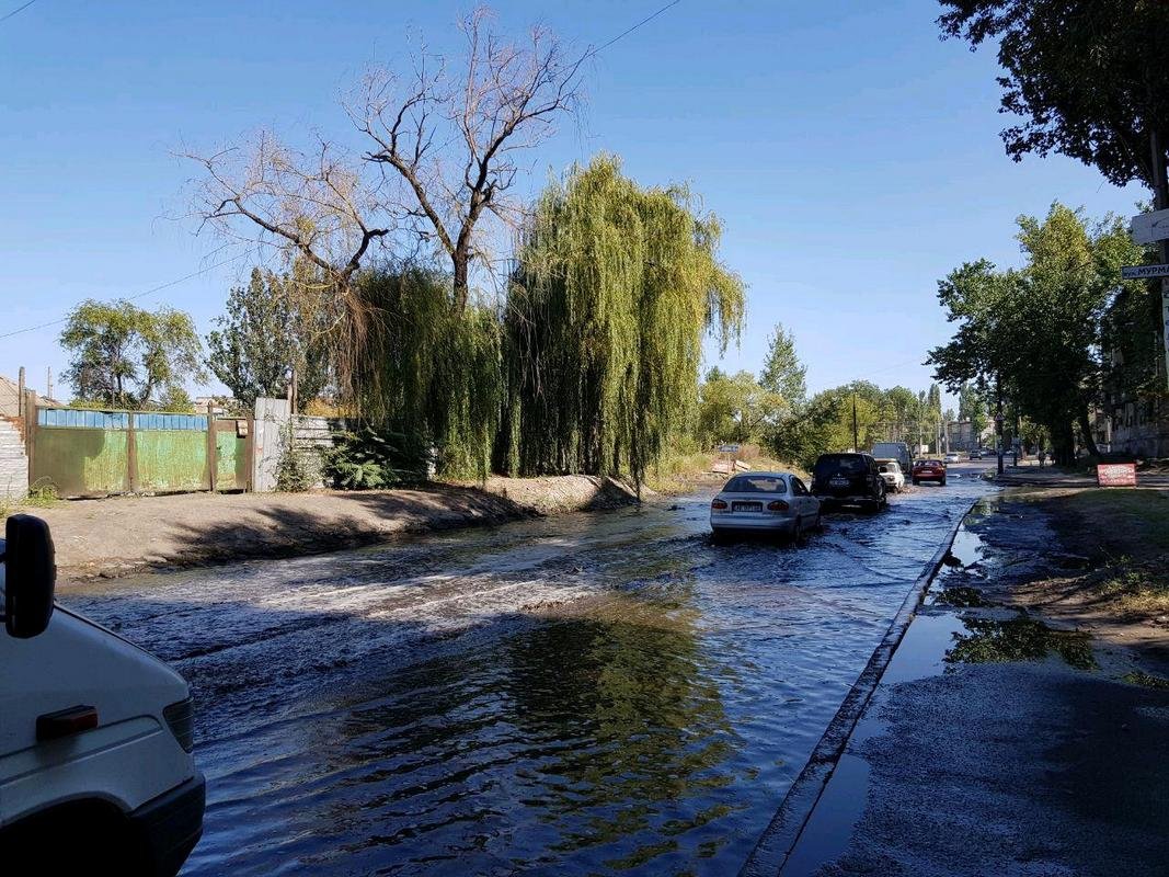 По словам местных жителей, прорывы здесь случаются регулярно По словам местных жителей, прорывы здесь случаются регулярно