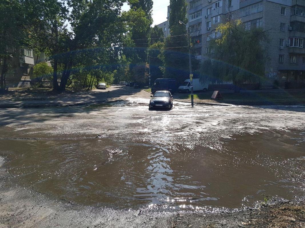 Автомобили двигаются аккуратно Автомобили двигаются аккуратно