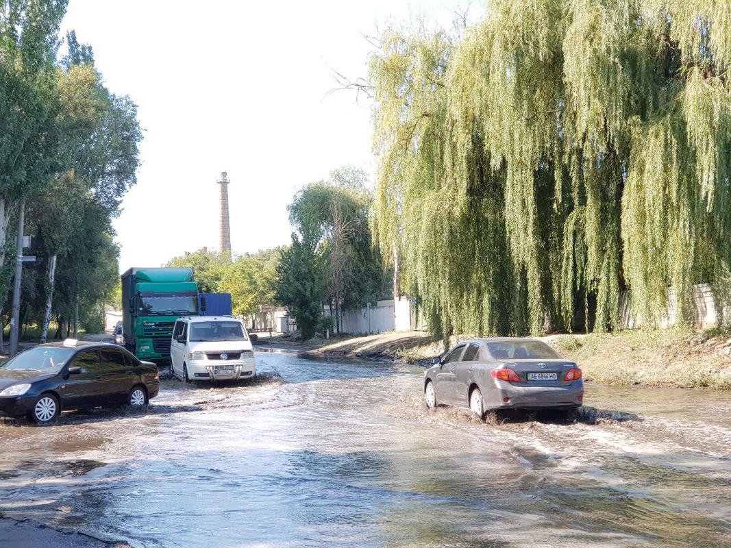 Водопроводную трубу прорвало возле школы Водопроводную трубу прорвало возле школы