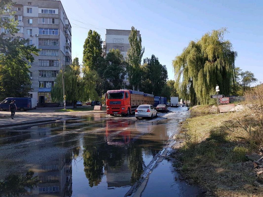 Не страшны лужи лишь грузовикам Не страшны лужи лишь грузовикам