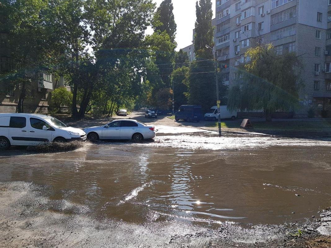 А вот легковым автомобилям приходится поплавать А вот легковым автомобилям приходится поплавать