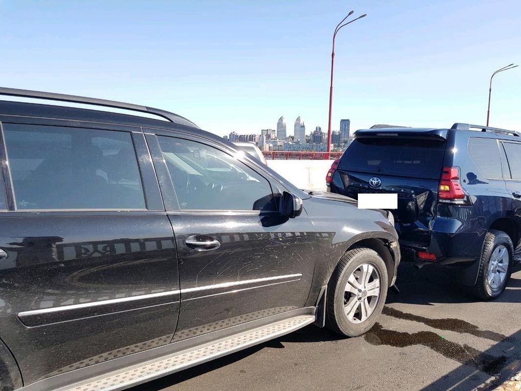 Предварительно, водитель не успел среагировать и врезался в Mercedes GL Предварительно, водитель не успел среагировать и врезался в Mercedes GL