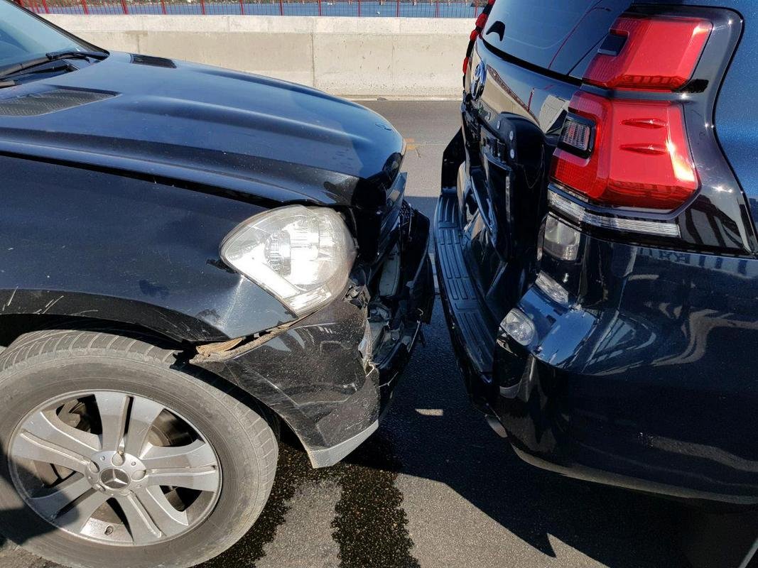 А тот, в свою очередь, ударил Toyota Prado А тот, в свою очередь, ударил Toyota Prado