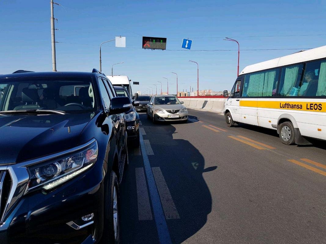 Автомобили двигаются по одной полосе в каждую сторону Автомобили двигаются по одной полосе в каждую сторону