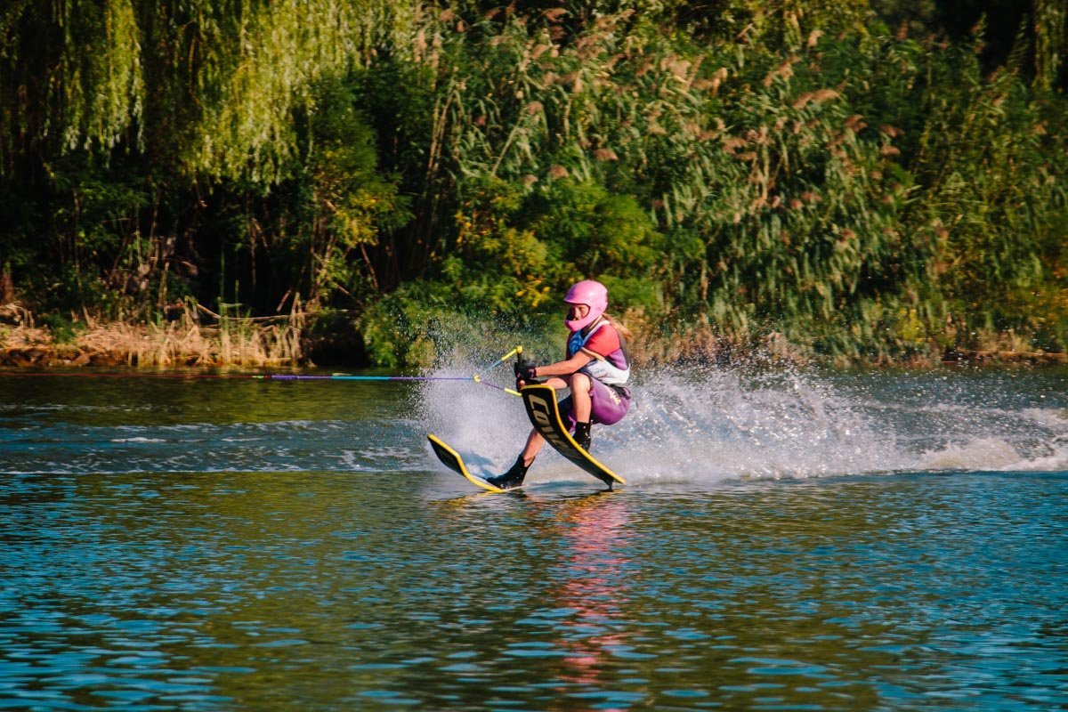 Соревнуются ребята в возрастных категориях до 14 и до 17 лет 