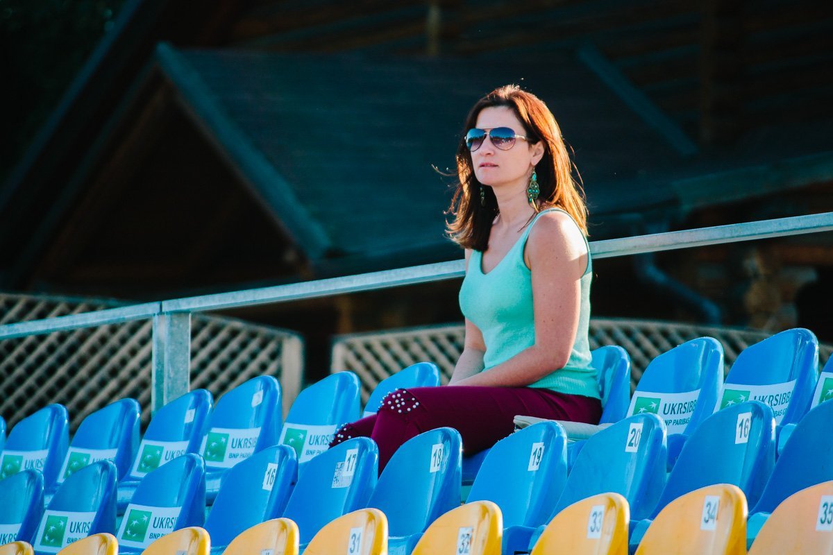 На стадионе есть места,где можно купить мороженое и безалкогольные напитки