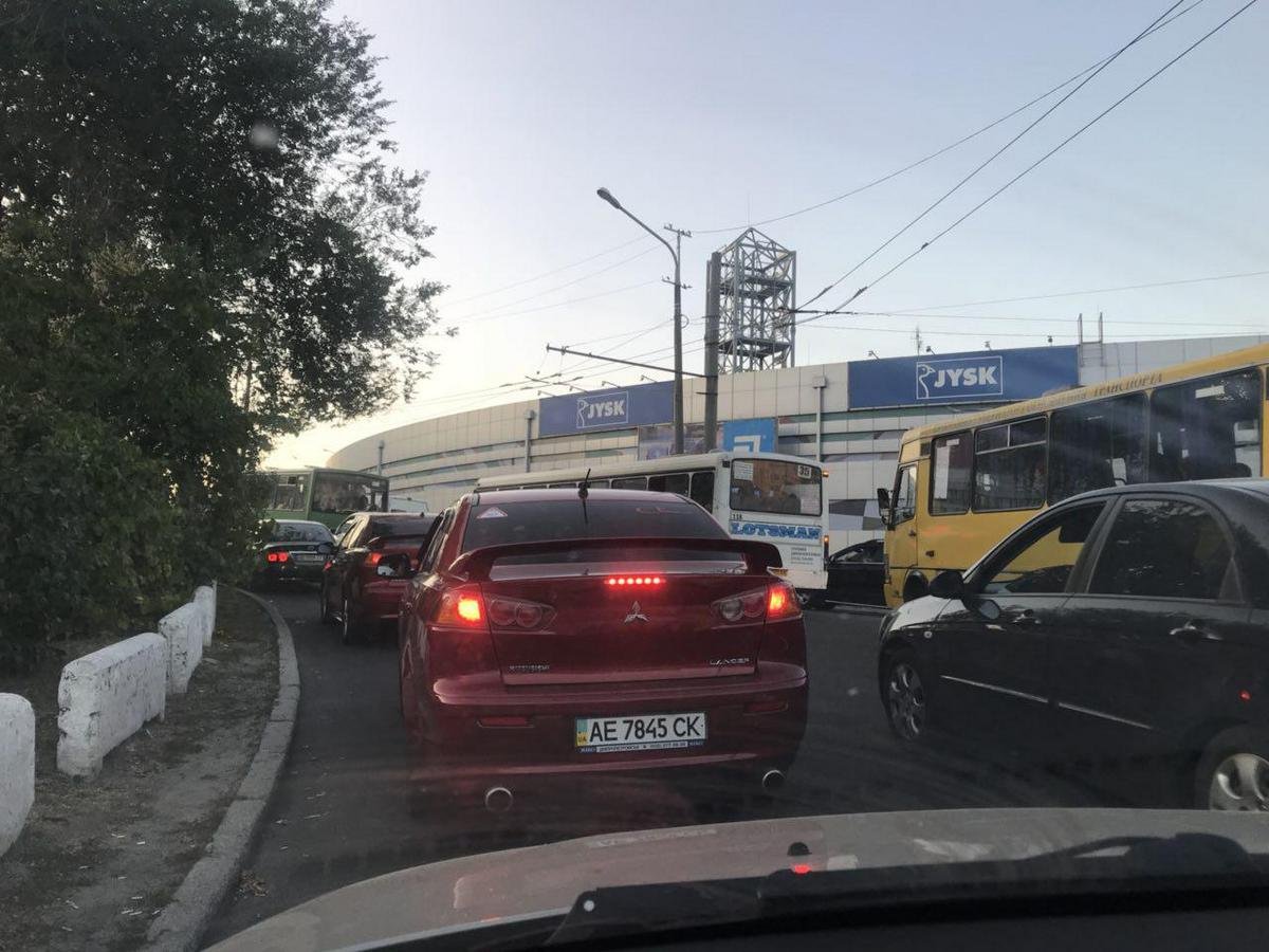 Въезд на мост с правого берега полностью парализован