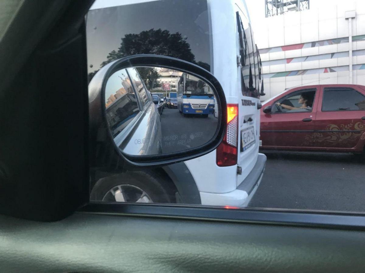 С момента аварии прошло много времени, но движение на мосту все еще парализовано