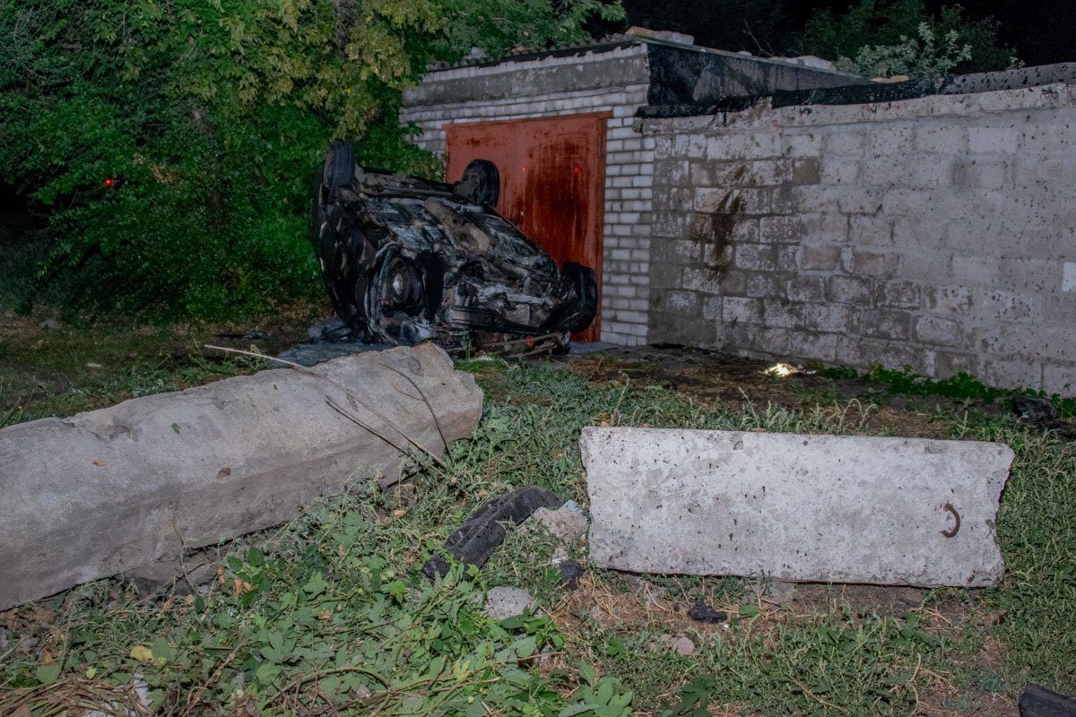 На улице Криворожской Lanos врезался в бетонные блоки На улице Криворожской Lanos врезался в бетонные блоки