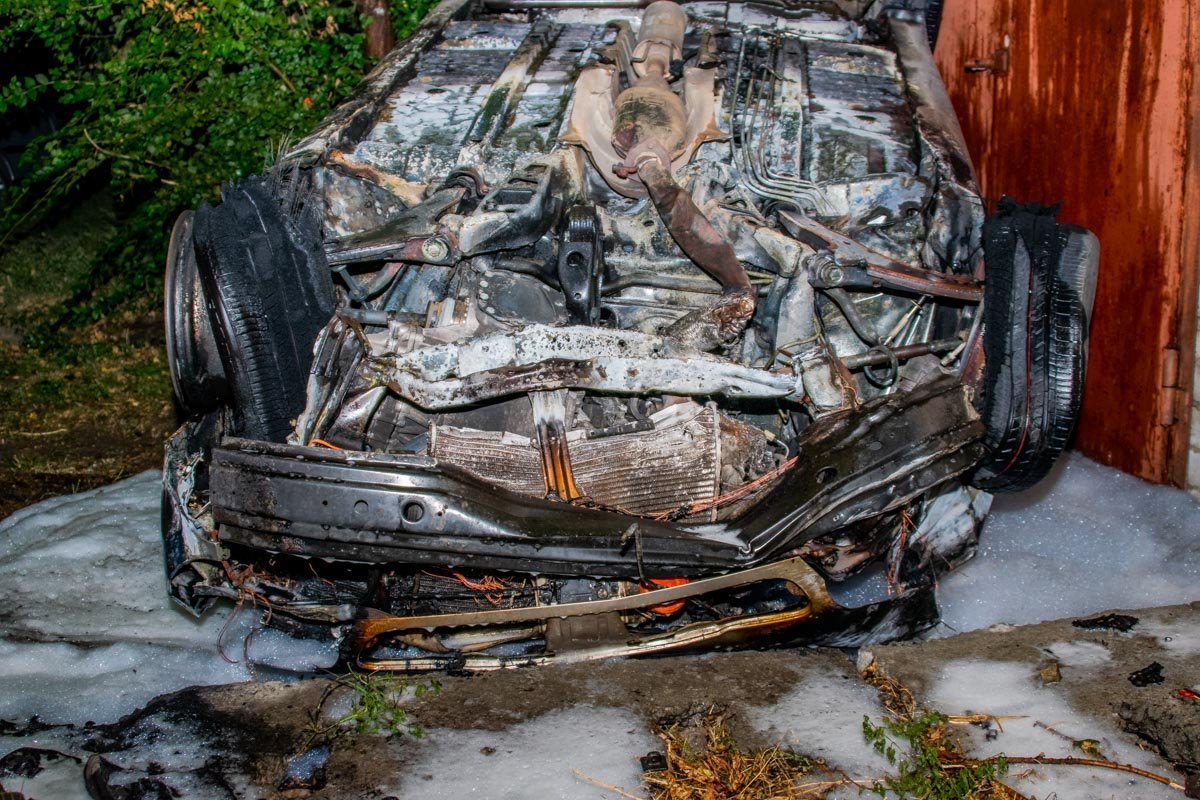 Водителя вовремя вытащили из машины Водителя вовремя вытащили из машины