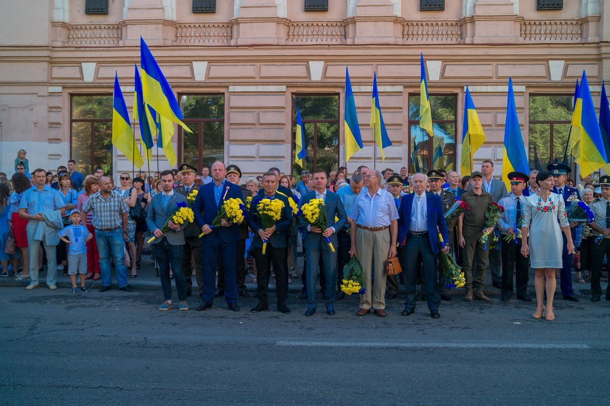 24 августа празднование Дня Независимости Украины началось с традиционного возложения цветов к памятнику великого кобзаря Тараса Шевченко 24 августа празднование Дня Независимости Украины началось с традиционного возложения цветов к памятнику великого кобзаря Тараса Шевченко