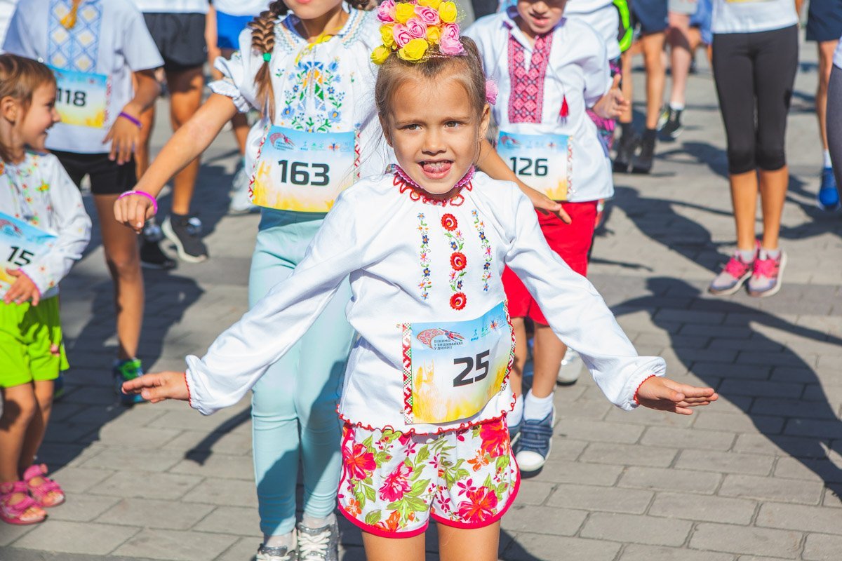 Юные спортсменки в вышиванках Юные спортсменки в вышиванках