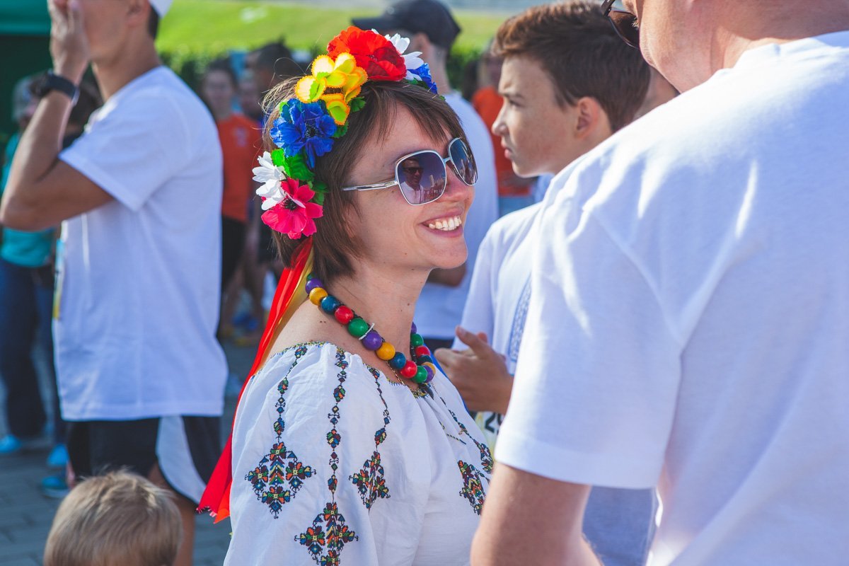 Девушек можно было встретить в веночках и ярких бусах Девушек можно было встретить в веночках и ярких бусах