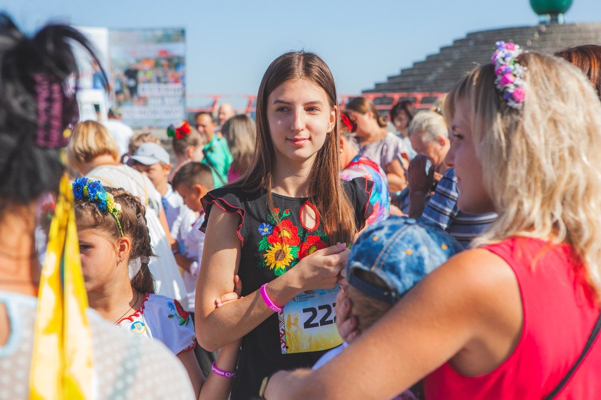 Люди улыбались друг другу и фотографировались Люди улыбались друг другу и фотографировались