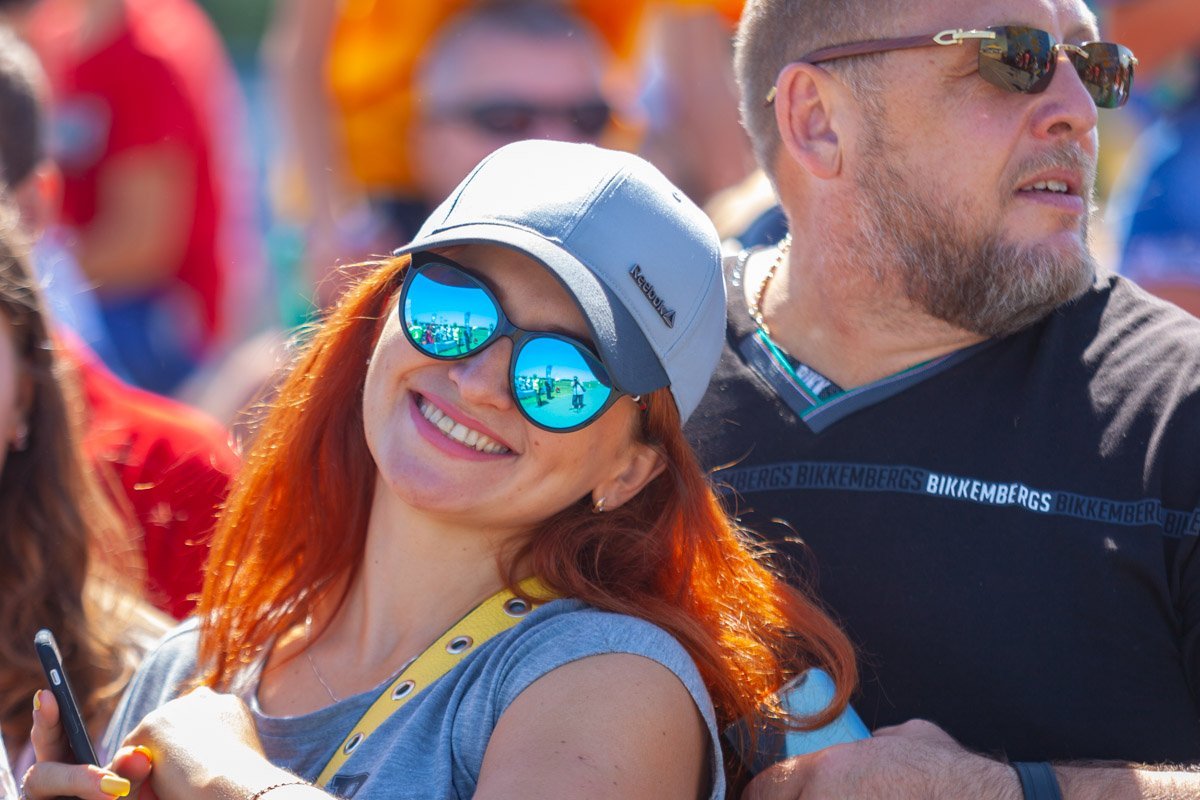 Если присмотреться, то можно увидеть отражение фотографа Информатор