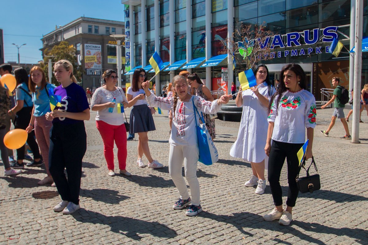 Под песни украинских исполнителей количество заинтересованных людей только росло Под песни украинских исполнителей количество заинтересованных людей только росло
