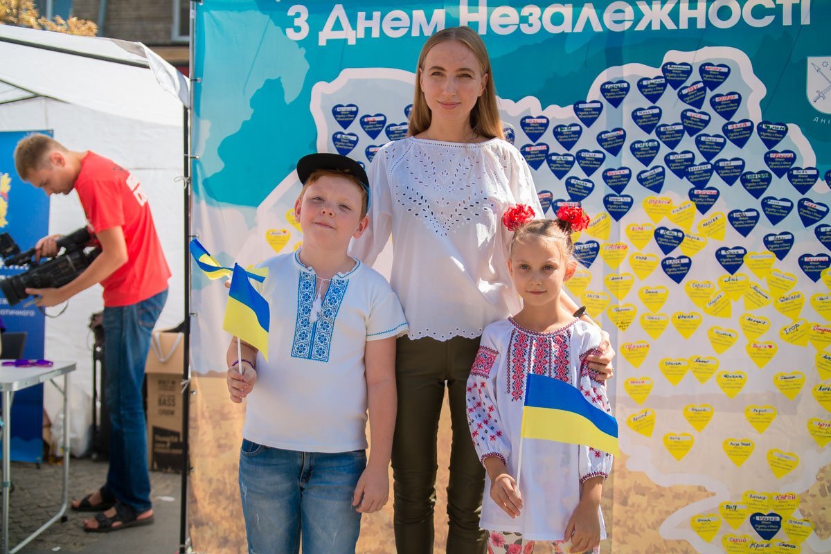 Горожане наклеили сердечки на карту Украины, предварительно написав на них свои имена или пожелания Горожане наклеили сердечки на карту Украины, предварительно написав на них свои имена или пожелания