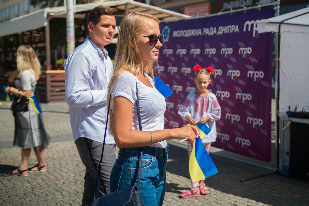 Всем присутствующим раздавали сине-желтые флажки Всем присутствующим раздавали сине-желтые флажки