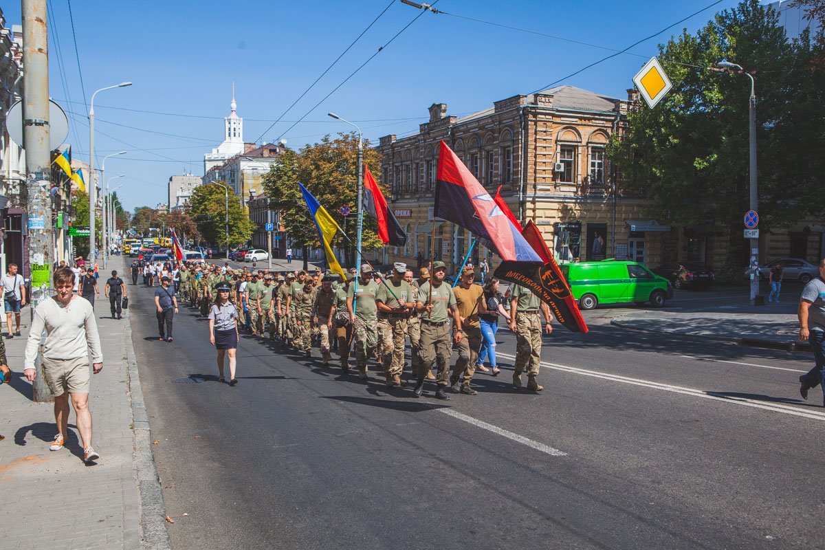 На улице Фабра колонна свернула к ОГА На улице Фабра колонна свернула к ОГА