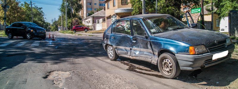На Сечевых Стрельцов столкнулись Chevrolet и Opel: пострадал мужчина