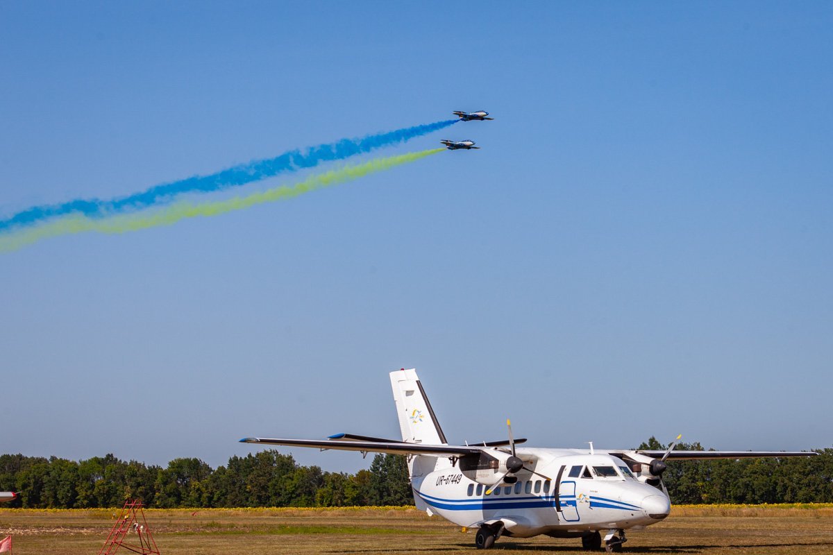 Двойной трюк с сине-желтыми красками, образующими украинский флаг Двойной трюк с сине-желтыми красками, образующими украинский флаг