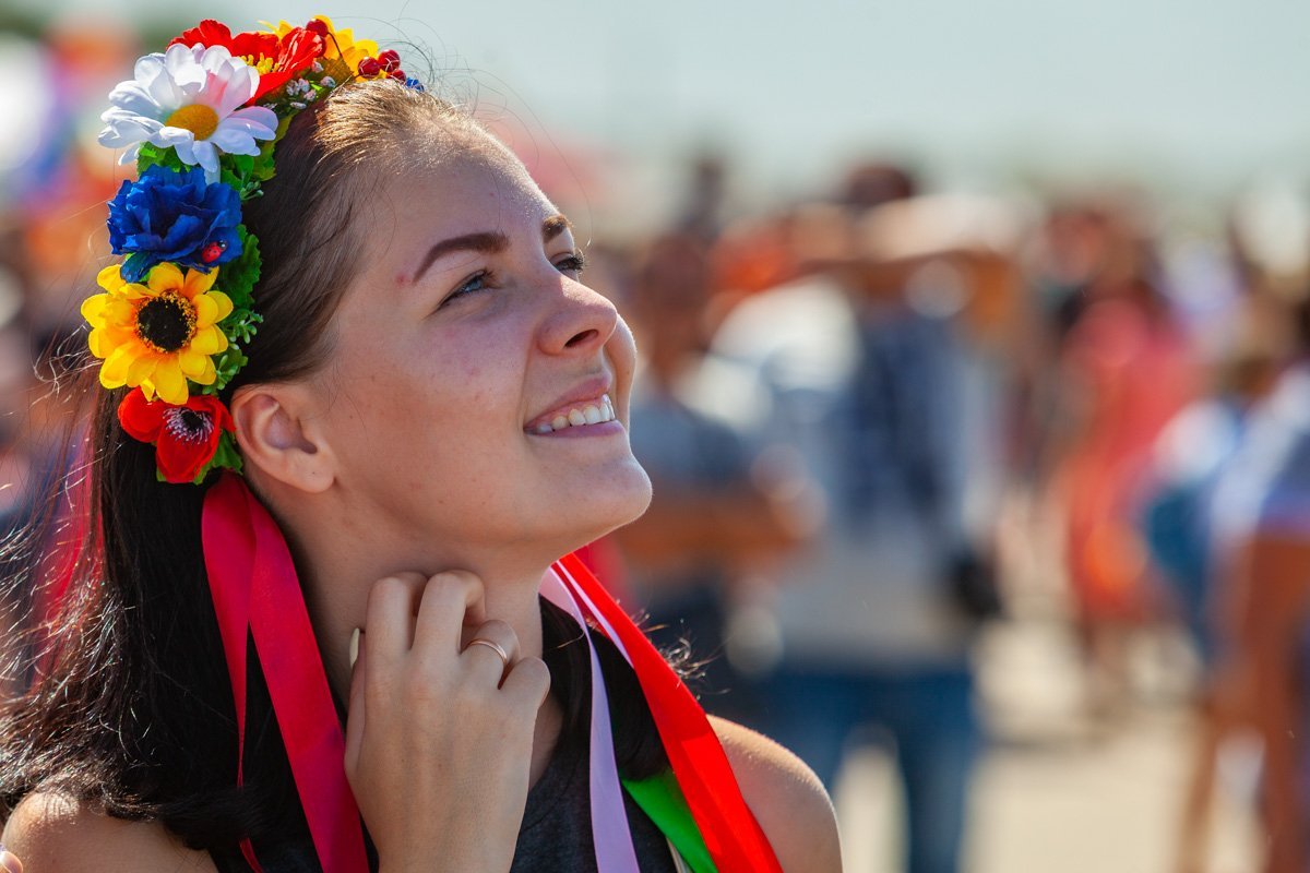 Девочки пришли на мероприятие в украинских веночках Девочки пришли на мероприятие в украинских веночках