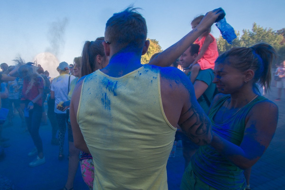 Краски сыпятся отовсюду Краски сыпятся отовсюду