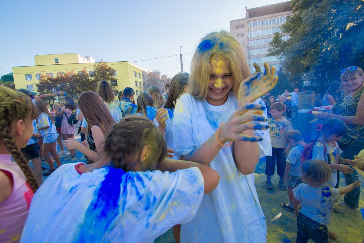 Принимать участие в празднике Холи всегда весело Принимать участие в празднике Холи всегда весело
