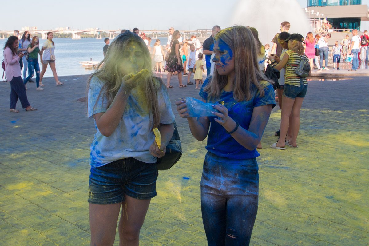 Краски цвета украинского флага Краски цвета украинского флага