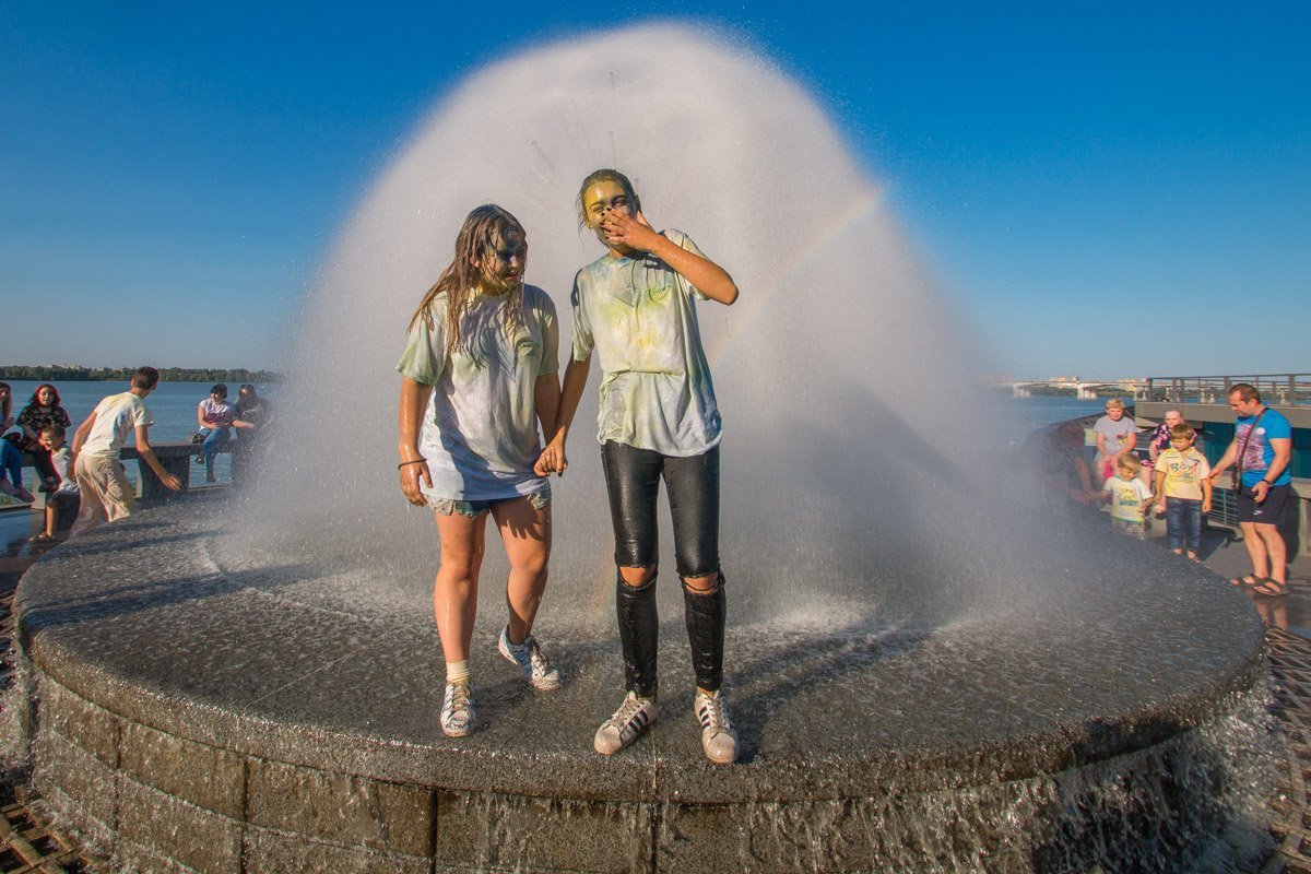 В жаркий день всегда неплохо охладиться под брызгами фонтана В жаркий день всегда неплохо охладиться под брызгами фонтана