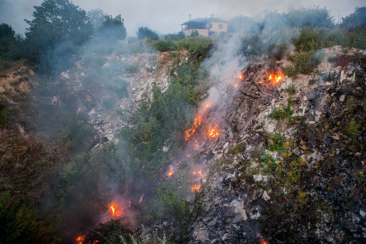 Предварительно, загорелась стихийная свалка Предварительно, загорелась стихийная свалка