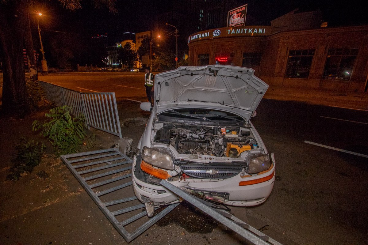 Chevrolet протаранил ограждение Chevrolet протаранил ограждение