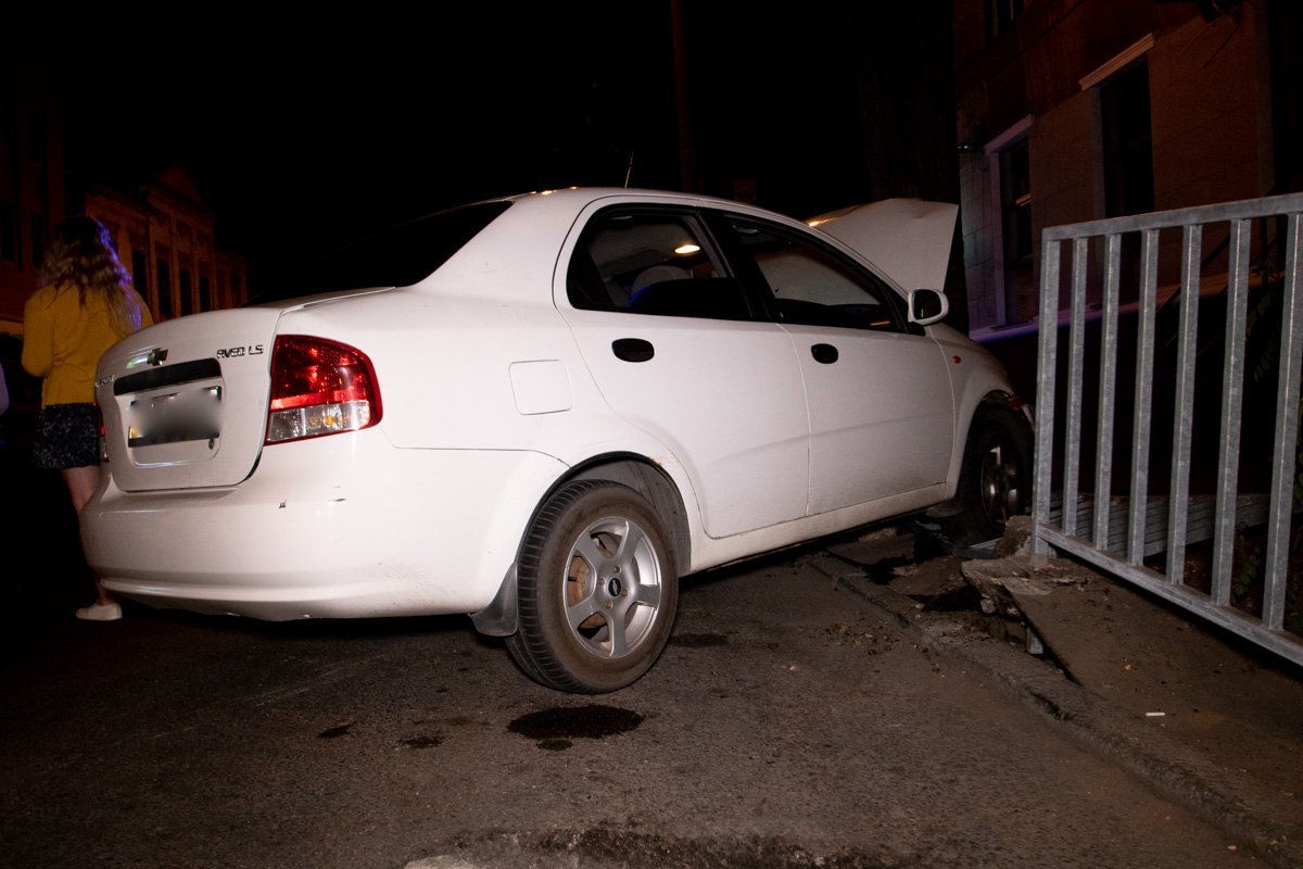 Парень дал за рулем авто другу Парень дал за рулем авто другу