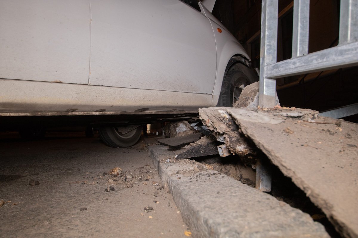 По словам парней, они ехали со скоростью 70 км/час По словам парней, они ехали со скоростью 70 км/час