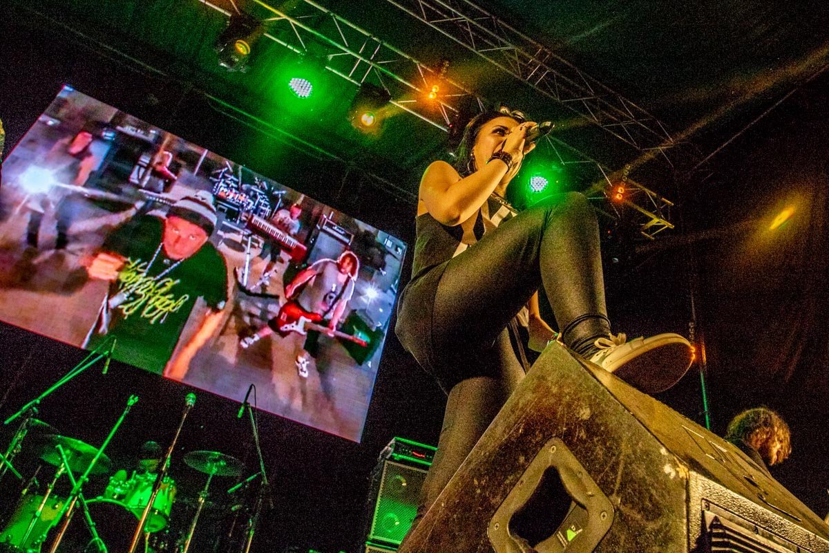 Публика пускалась в пляс от песен группы