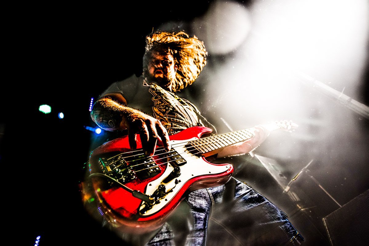 Бас-гитарист Константин Глитин дает жару