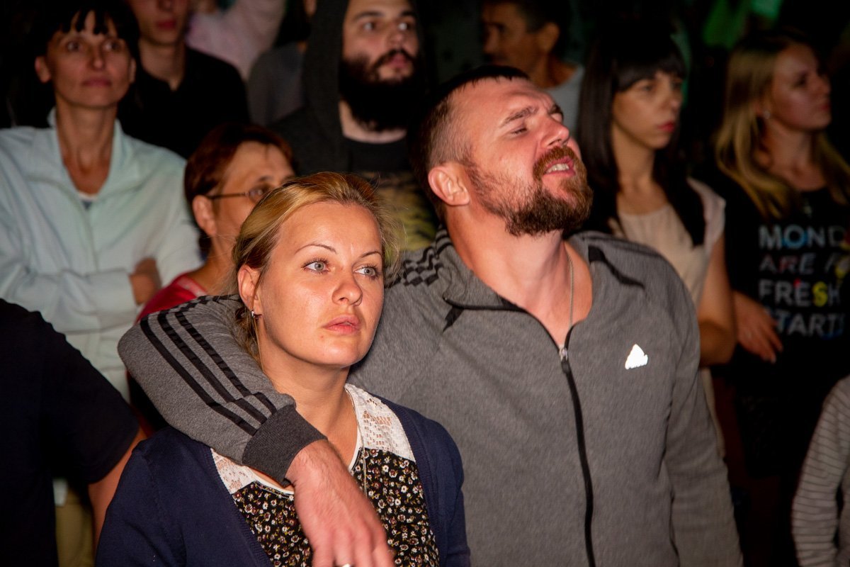 Кто-то поет про себя, а из кого-то песня льется 