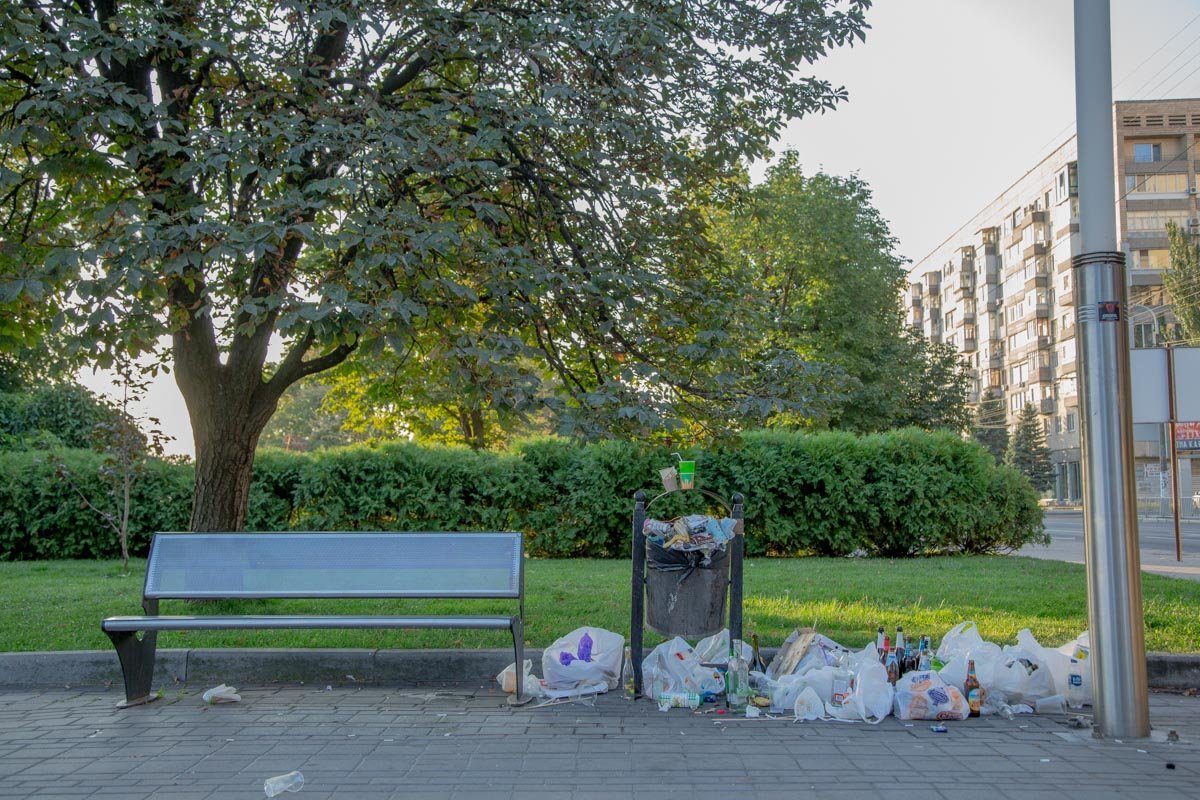 После себя горожане оставили груды всевозможного мусора