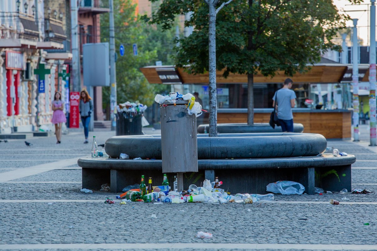 Мусора было настолько много, что он не вмещался в урны