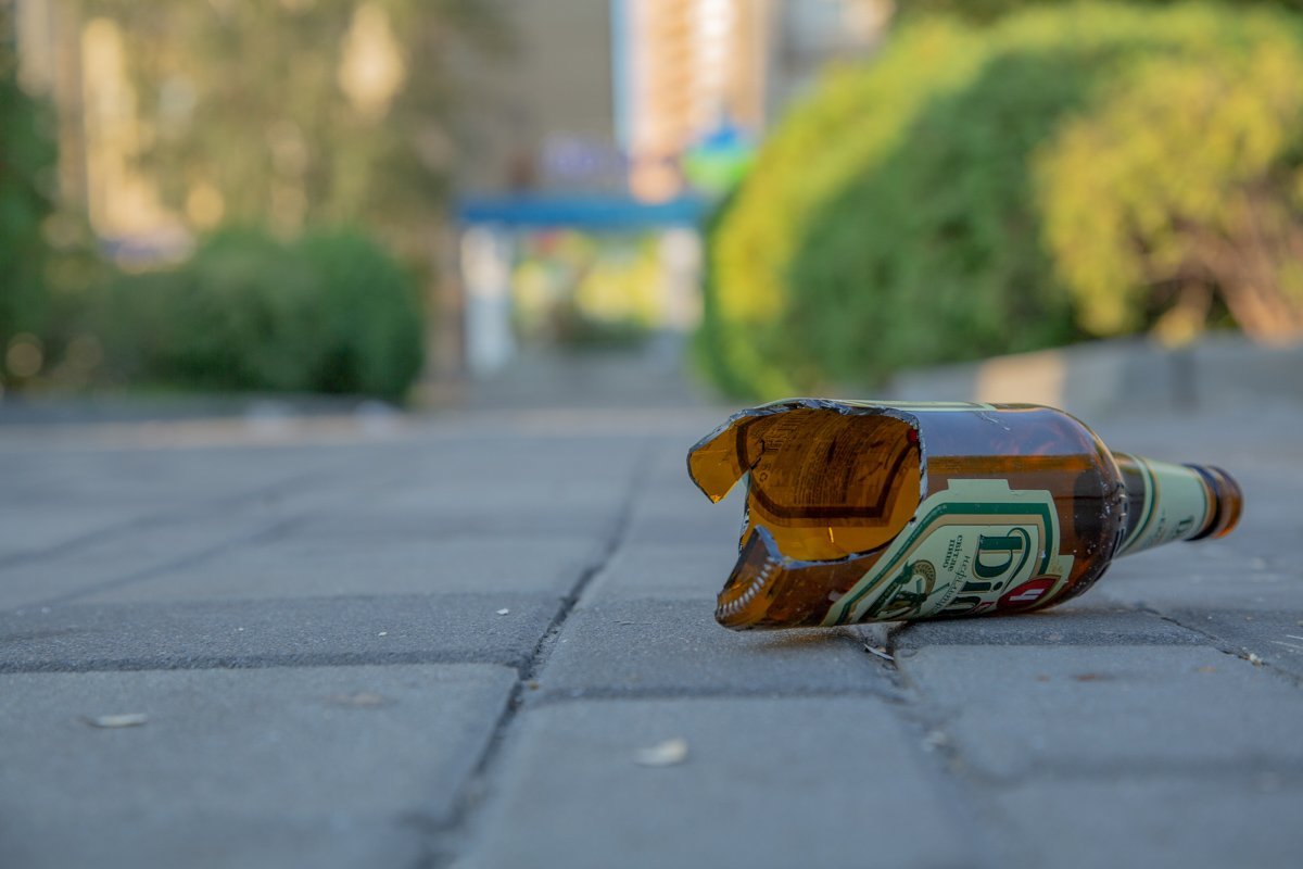 Битые бутылки и другой мусор видны повсюду