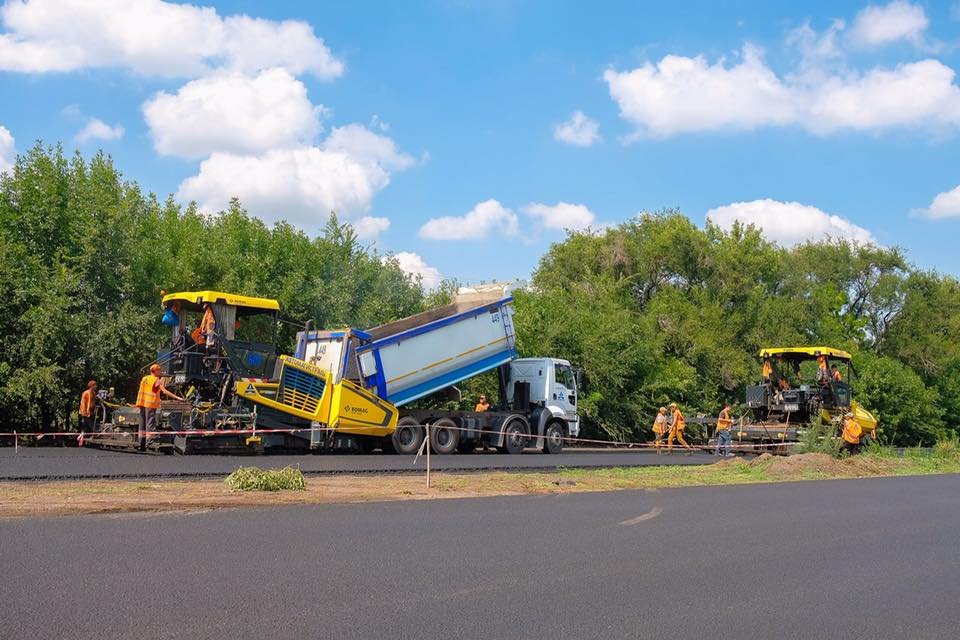 Асфальтоукладчики и другая техника в процессе работы