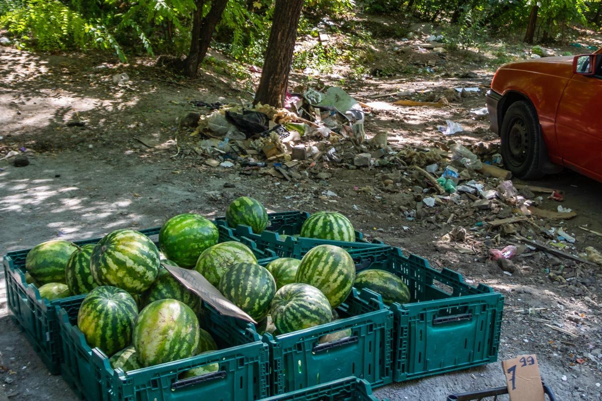 Предприимчивые продавцы нашли себе место среди беспорядка Предприимчивые продавцы нашли себе место среди беспорядка