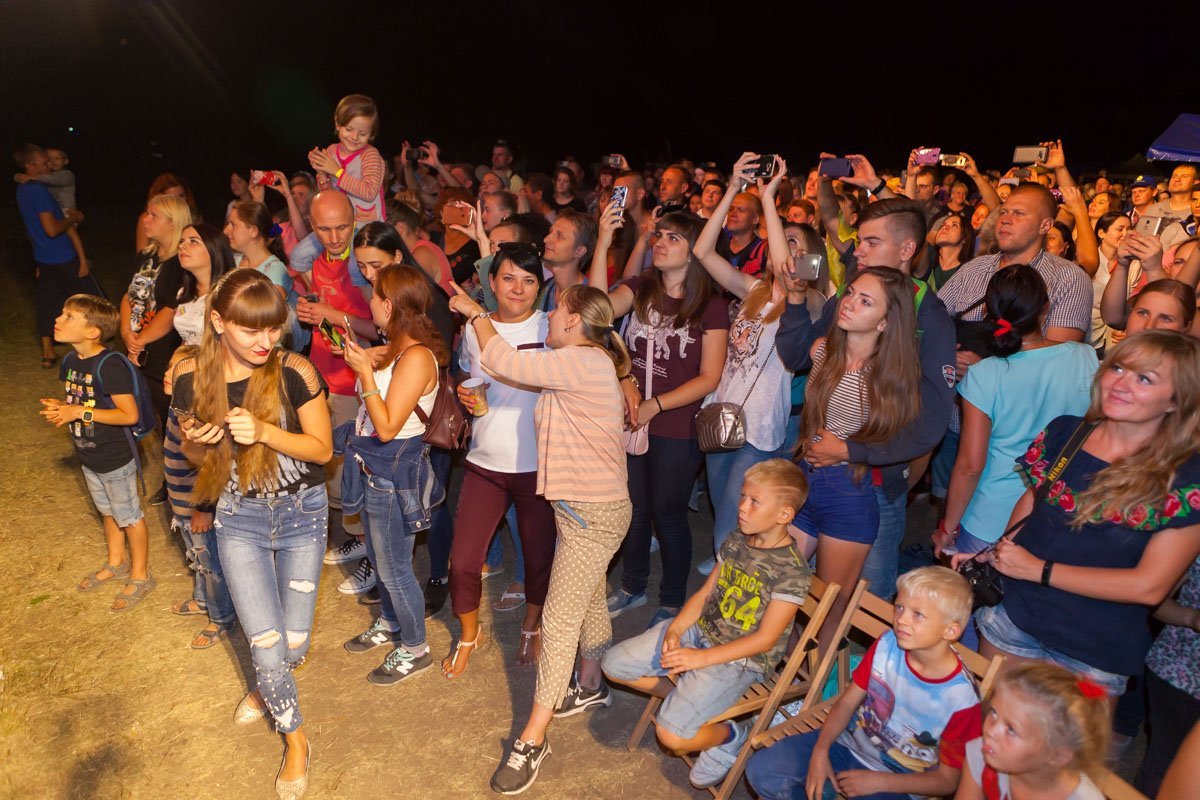 Люди снимали концерт на телефоны и танцевали